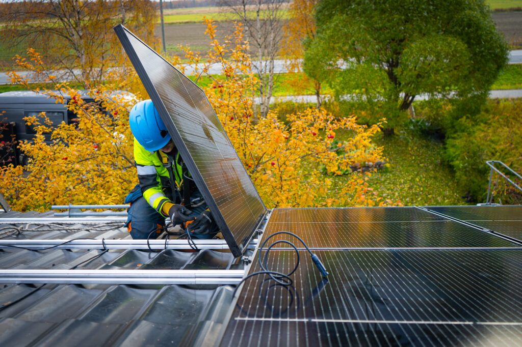 Aurinkopaneelit omakotitalon katolla Suomessa