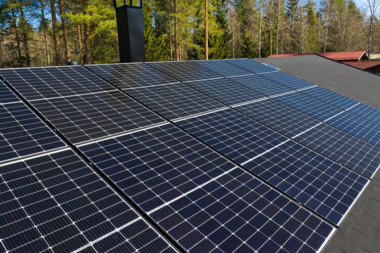 Aurinkopaneelit omakotitaloon